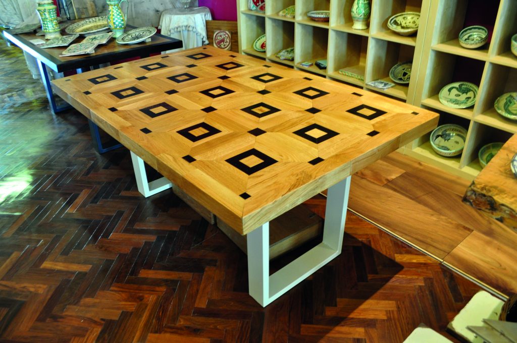 Tavoli in legno oltre la moda