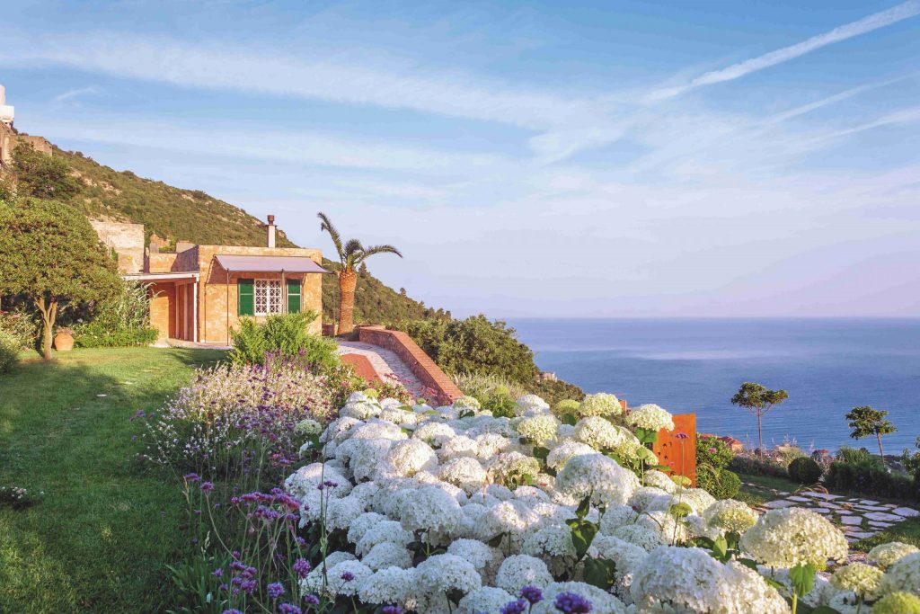 Un giardino variopinto in Liguria