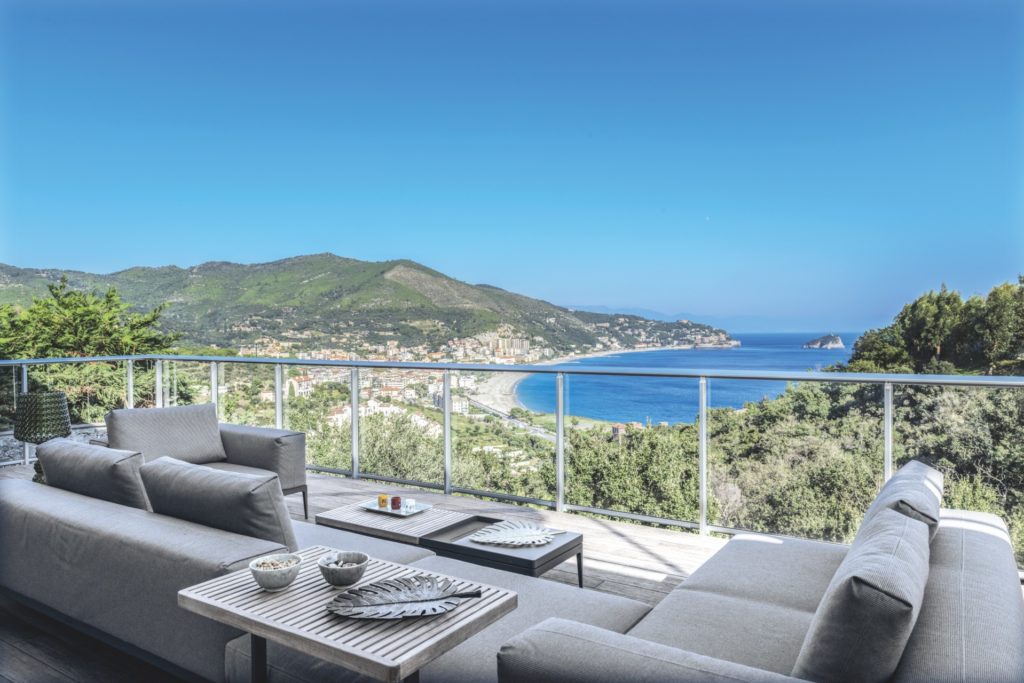 Una terrazza sul mare della Liguria