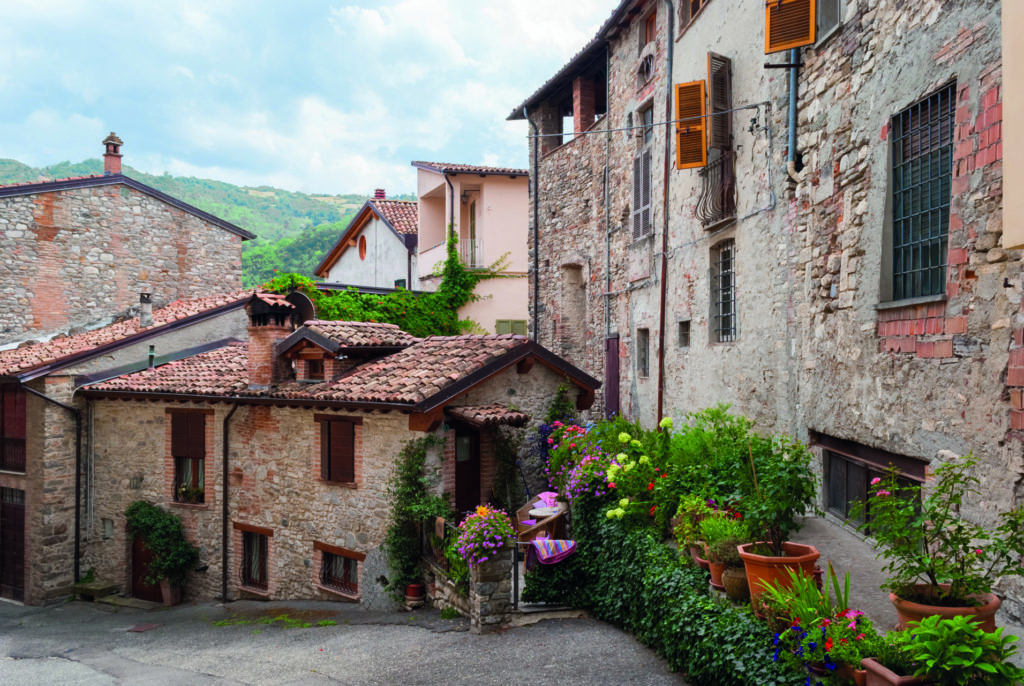 Sui colli piacentini torna il fascino del rustico in pietra