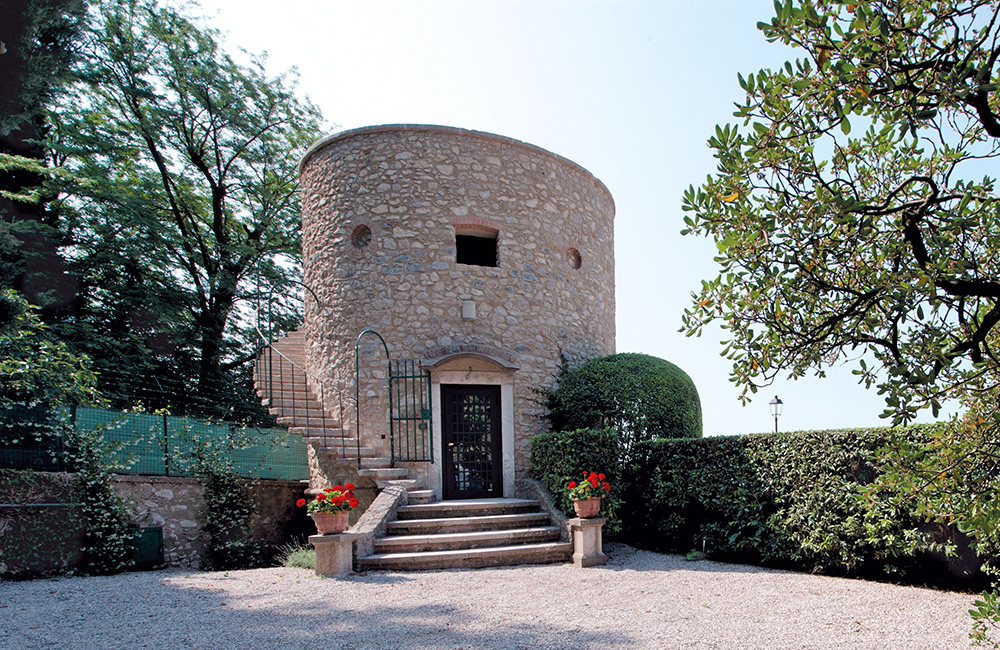 Una piccola torre domina il Lago di Garda