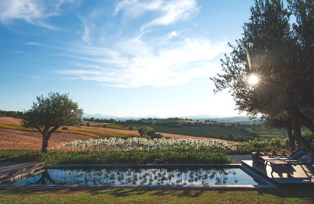 L’incanto di una piscina protetta da dolci colline