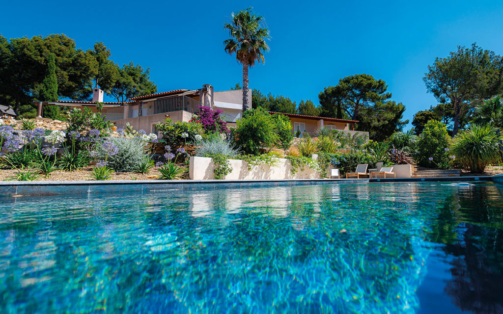 Un giardino roccioso vista mare in Provenza