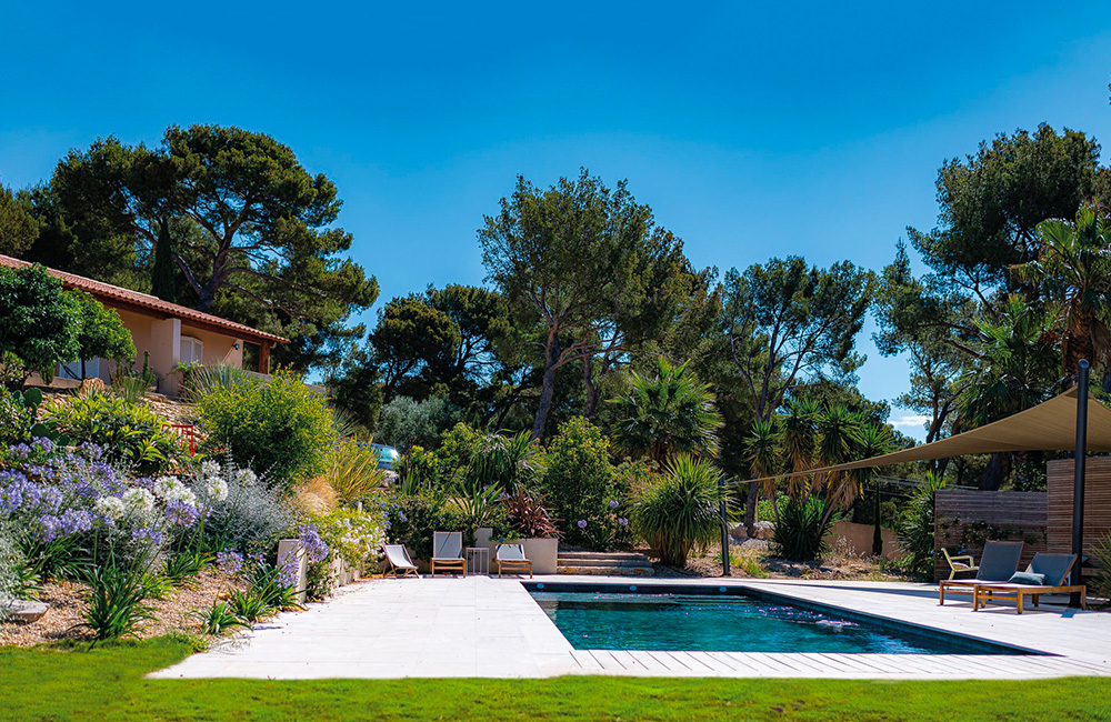 Un giardino roccioso vista mare in Provenza