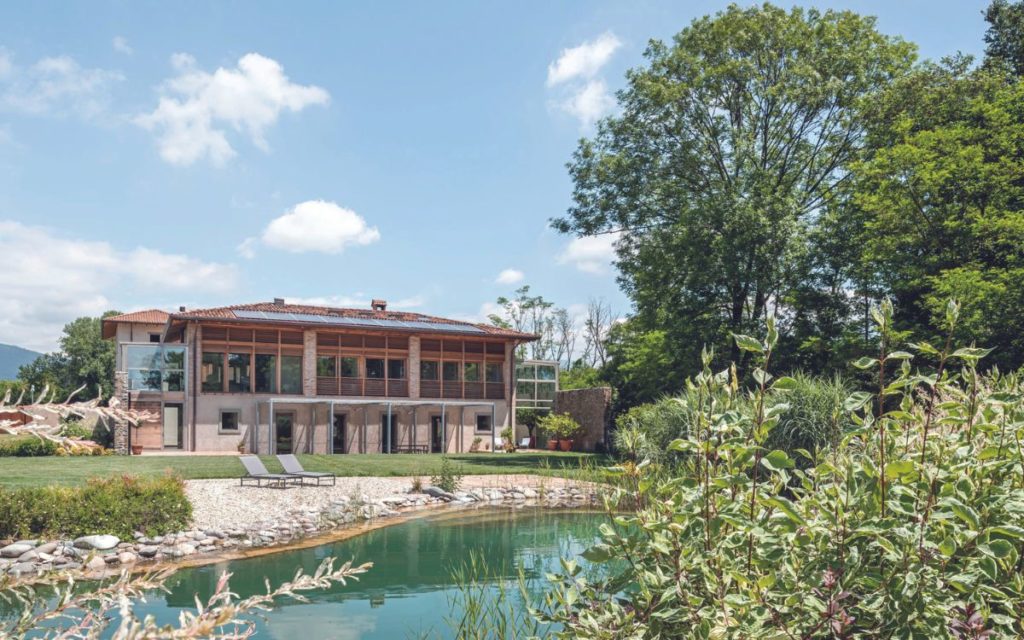 La casa fuori città dialoga con la natura