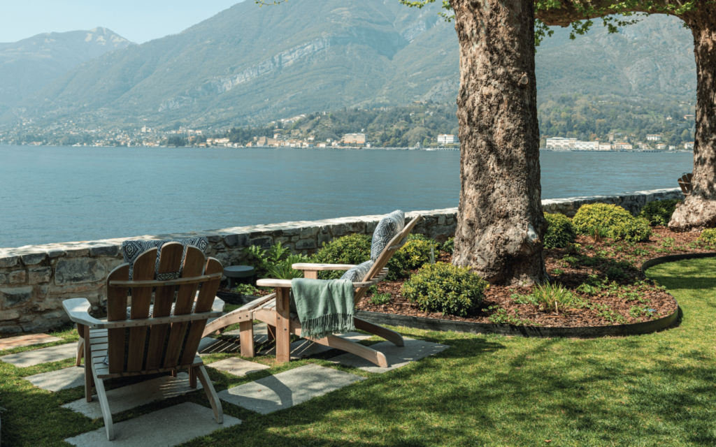 Una casa a forma di nave si affaccia sul lago di Como