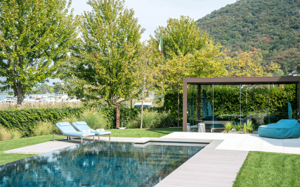 Una piscina in armonia con il lago