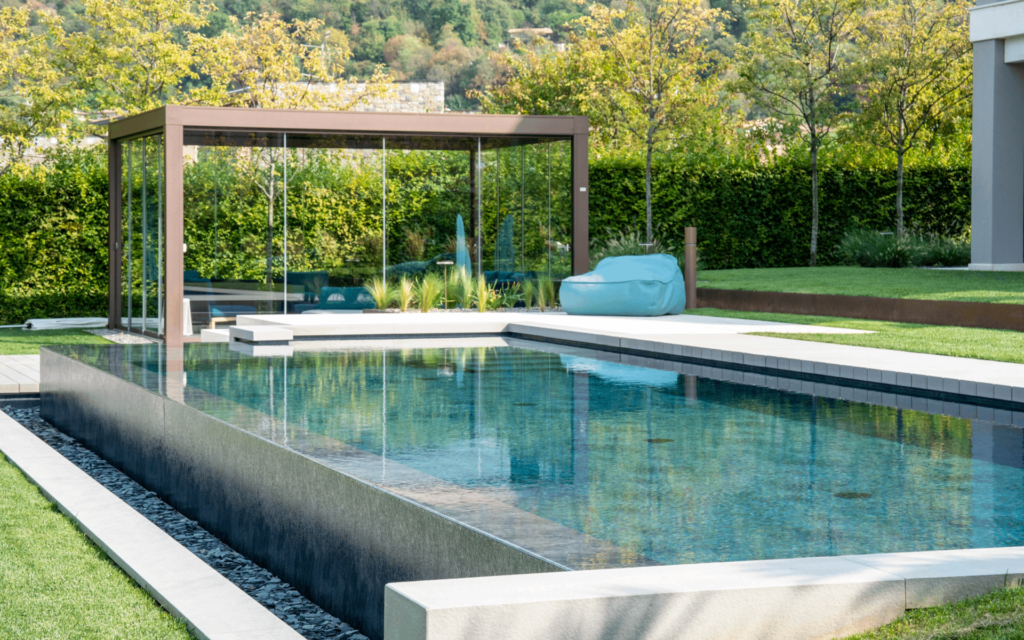 Una piscina in armonia con il lago