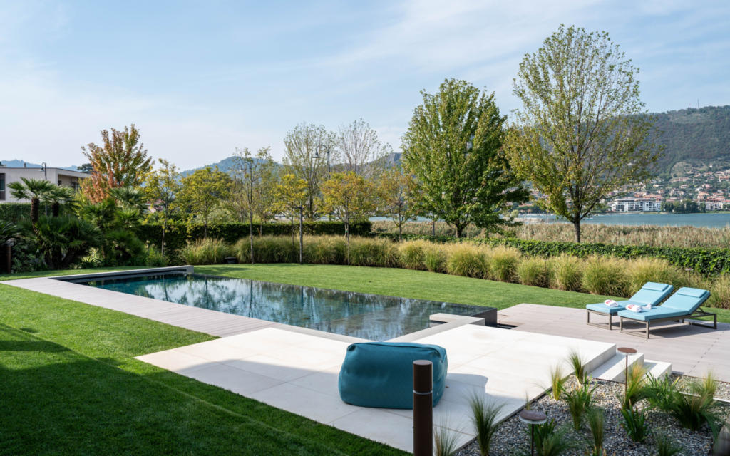 Una piscina in armonia con il lago