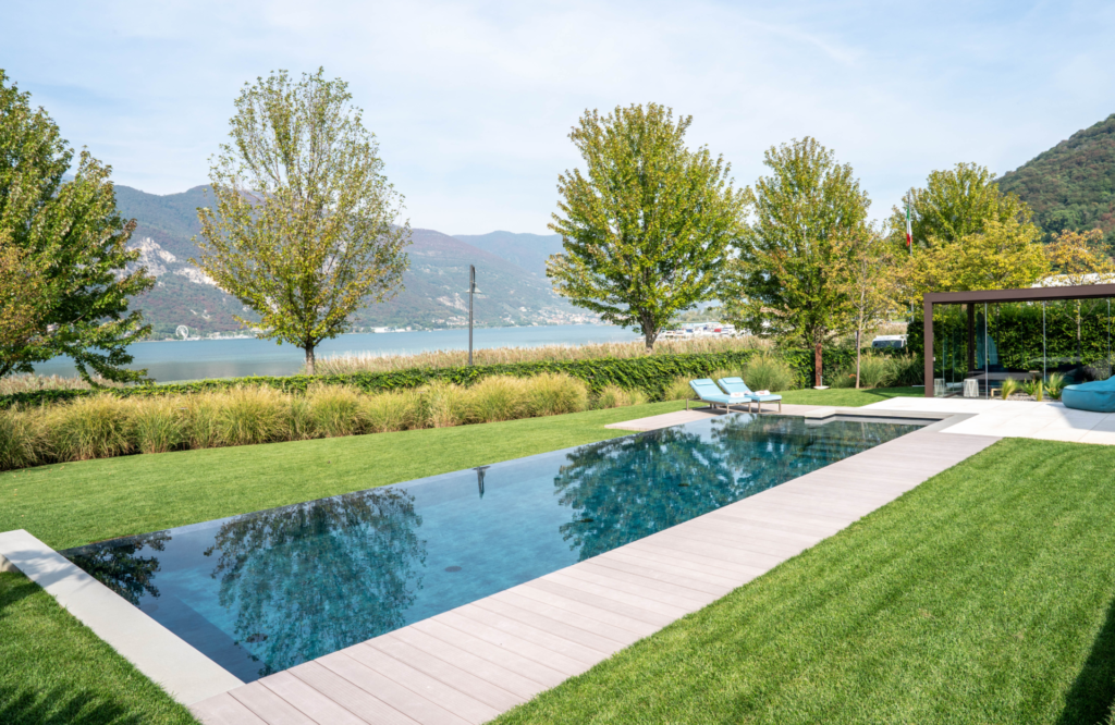 Una piscina in armonia con il lago