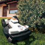 La cura del prato affidata a un giardiniere tecnologico