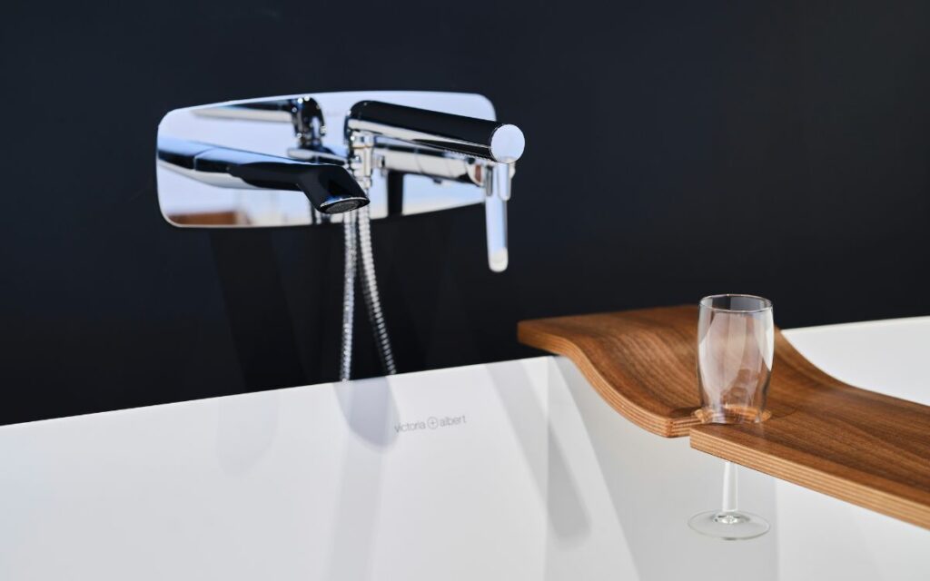 Un bagno moderno dove l’eleganza incontra la tecnologia