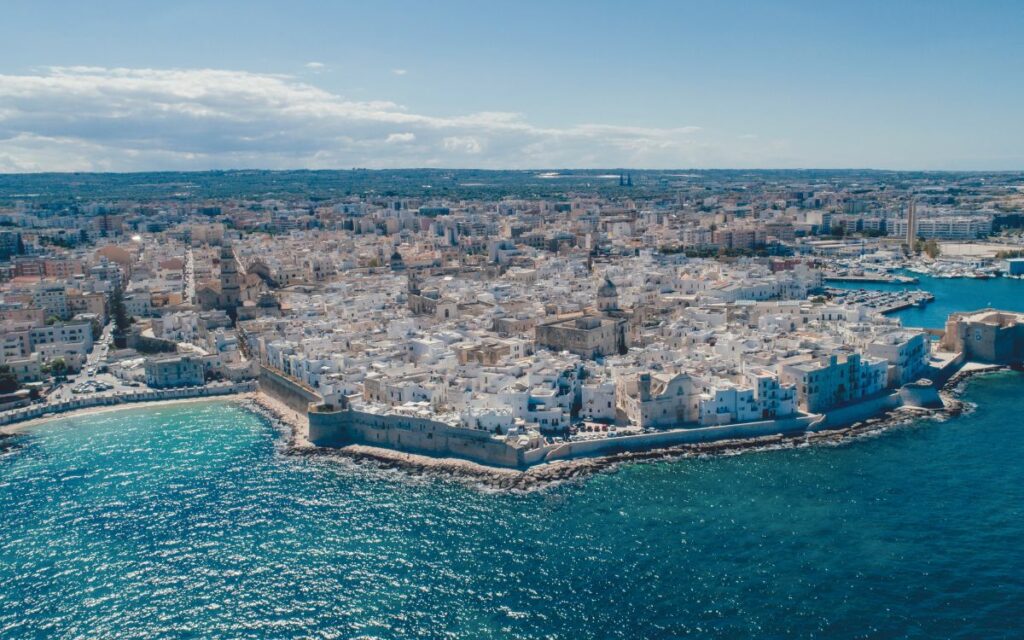 La casa va a gonfie vele sulla costa dei trulli