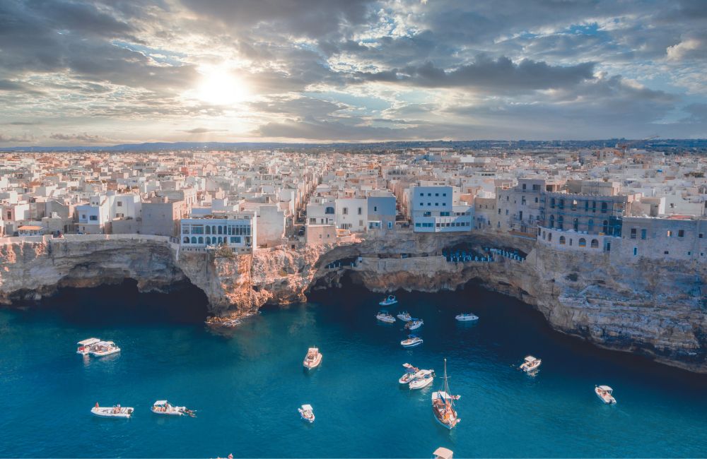 La casa va a gonfie vele sulla costa dei trulli