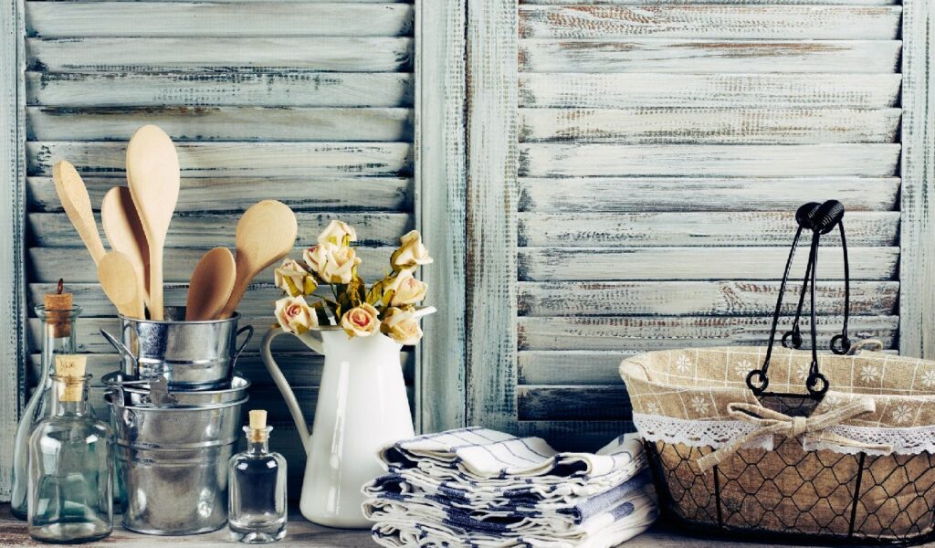 Cucina stile country: ceramica e legno per i suppellettili