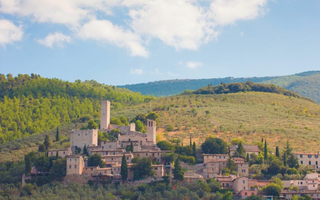 Ad Assisi è di moda il casale con ulivi