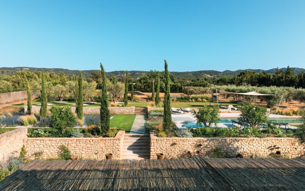 Un giardino contemporaneo custodisce i profumi provenzali