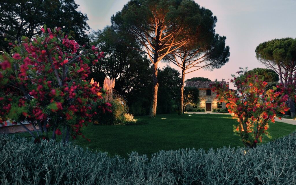 Un giardino romantico circonda un casale umbro