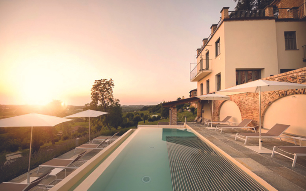 Romantico tramonto sulla piscina di Villa Fontana