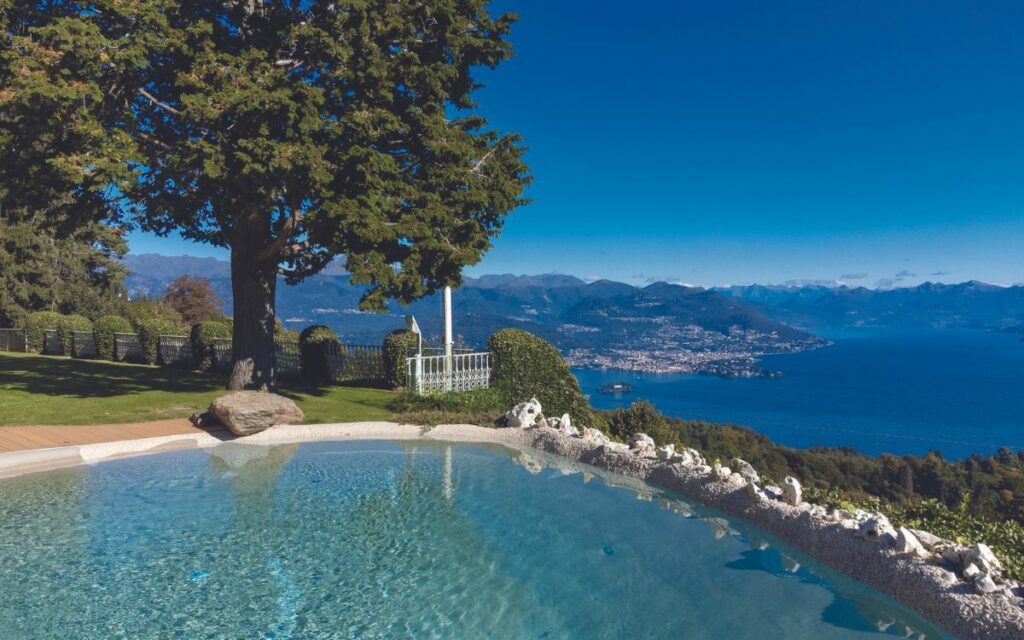 Piscina della villa in vendita sul Lago Maggiore