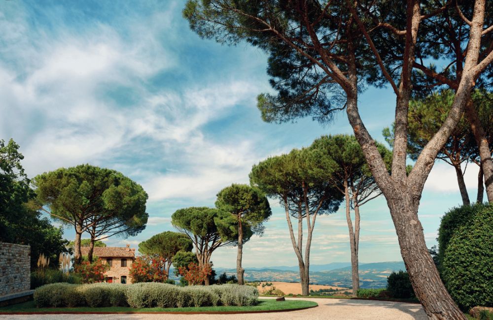 Un giardino romantico circonda un casale umbro