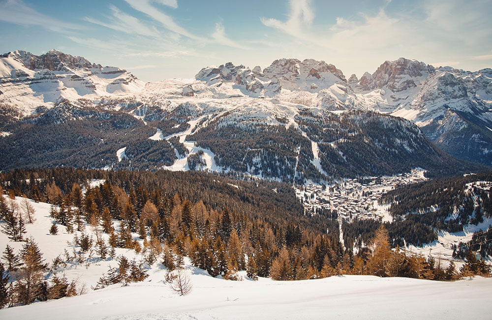 Vista di Madonna di Campiglio, con le Dolomiti del Brenta sullo sfondo