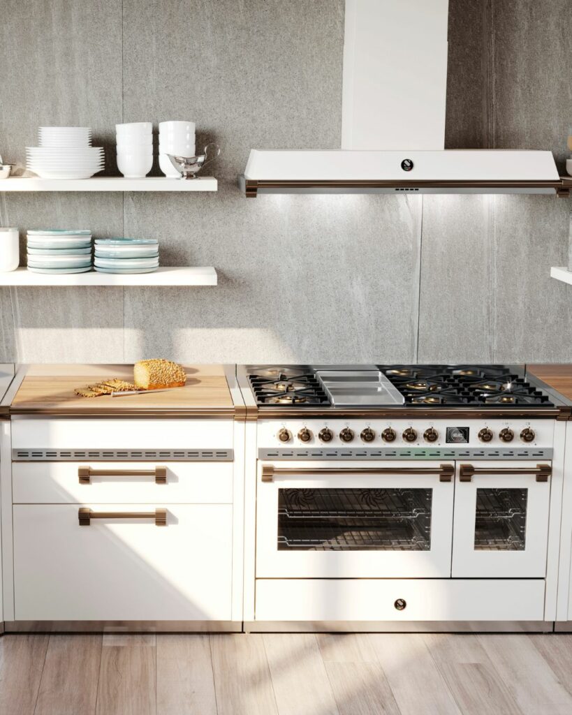 Una cucina con elettrodomestici e sistemi modulari in acciaio verniciato di bianco