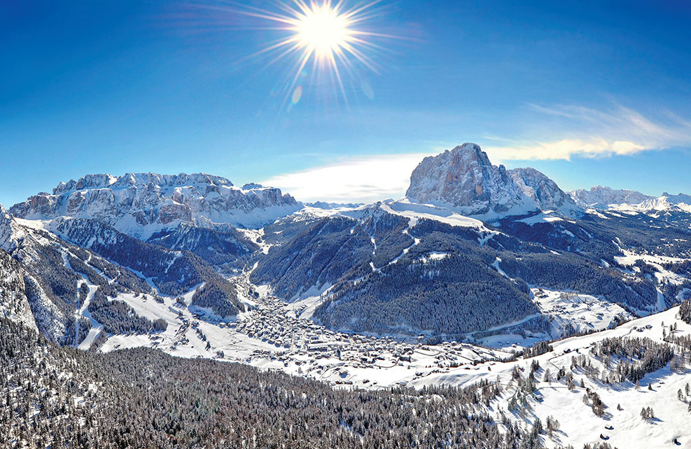 un panorama di Selva con le sue piste da sci.