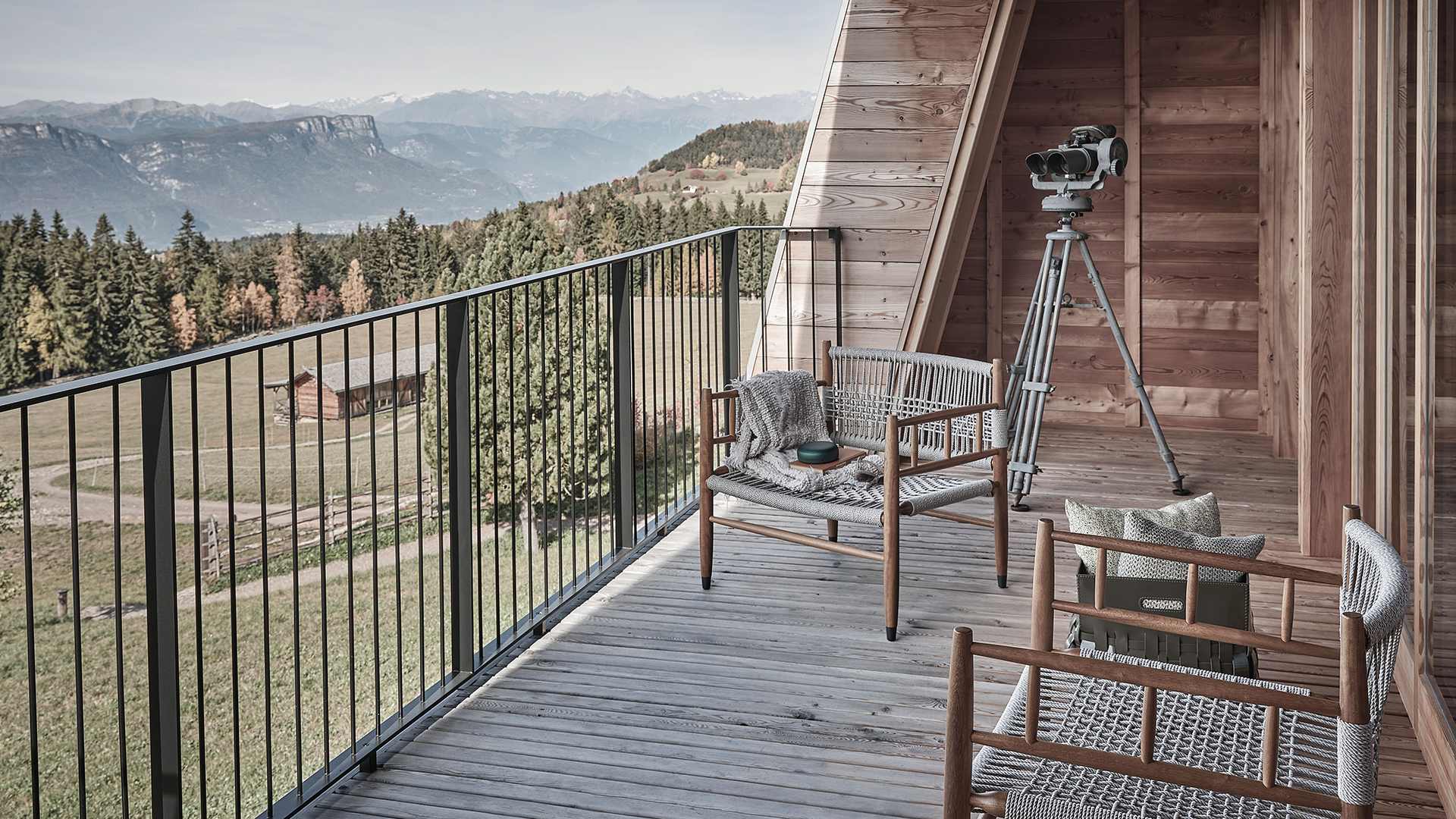 Sul terrazzo, un binocolo per ammirare il panorama alpino.