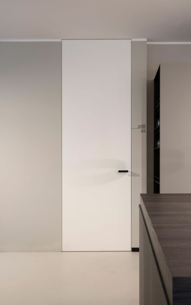 Porte filo soffitto, con o senza traverso: 2 possibilità per una soluzione ad alto tasso di eleganza