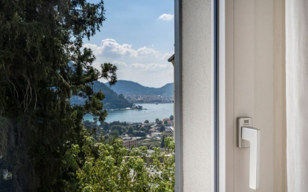 Infissi ad alta efficienza energetica e luminosità sui 3 piani di una villa dalla vista spettacolare