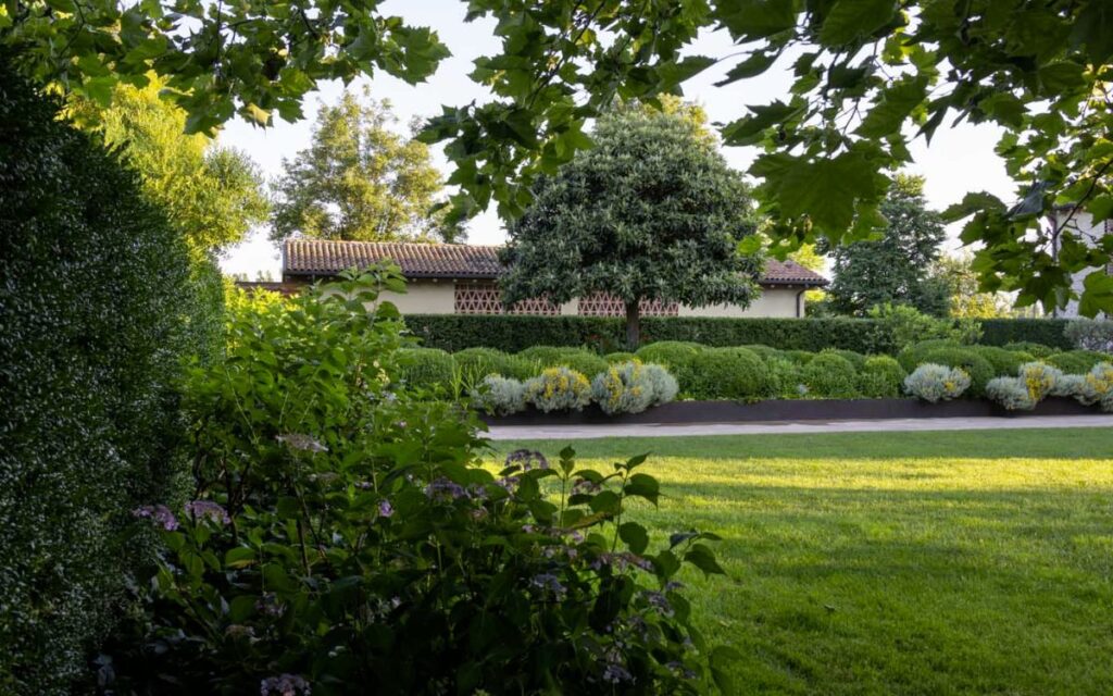 Un casale circondato da un giardino fiorito: un’oasi di serenità che trabocca di bellezza per 12 mesi all’anno