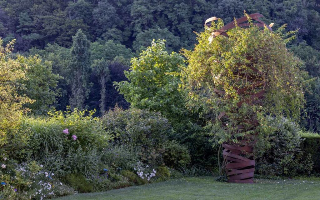 Un casale circondato da un giardino fiorito: un’oasi di serenità che trabocca di bellezza per 12 mesi all’anno