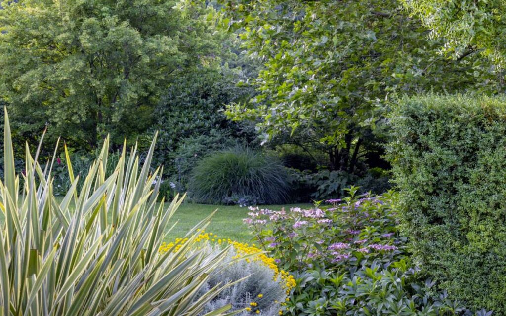 Un casale circondato da un giardino fiorito: un’oasi di serenità che trabocca di bellezza per 12 mesi all’anno