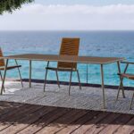 Mobili da giardino in metallo sullo sfondo del mare
