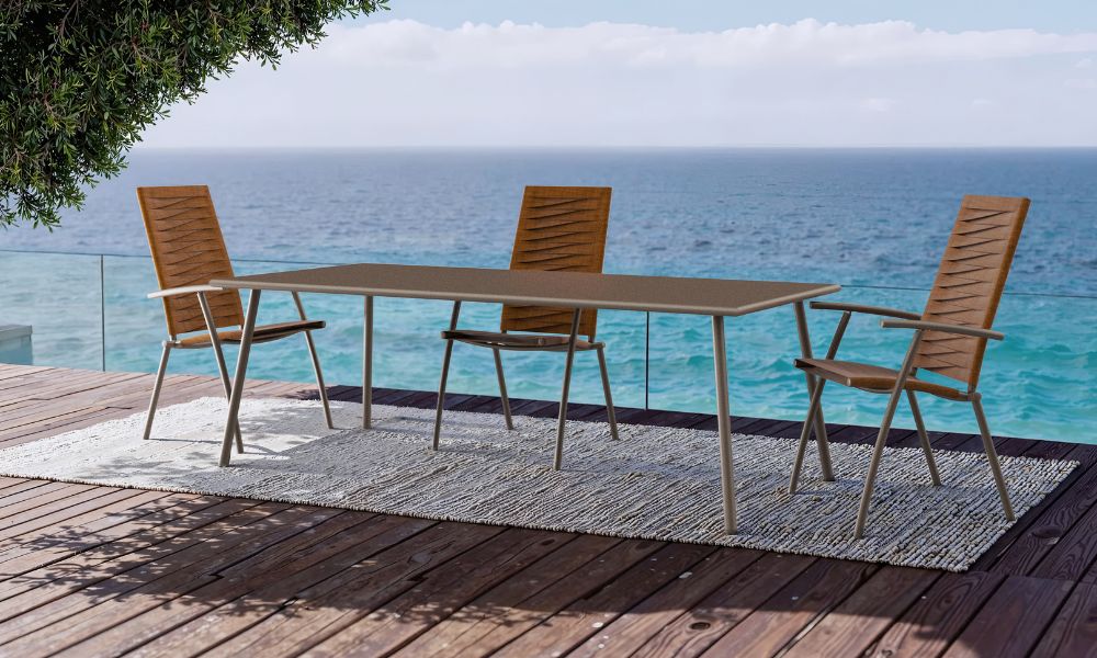 Mobili da giardino in metallo sullo sfondo del mare