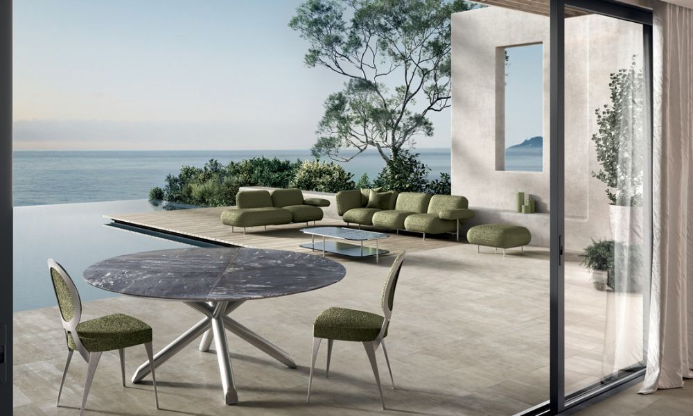 Arredo esterno con tavolo, sedie e postazione relax con divano e tavolini