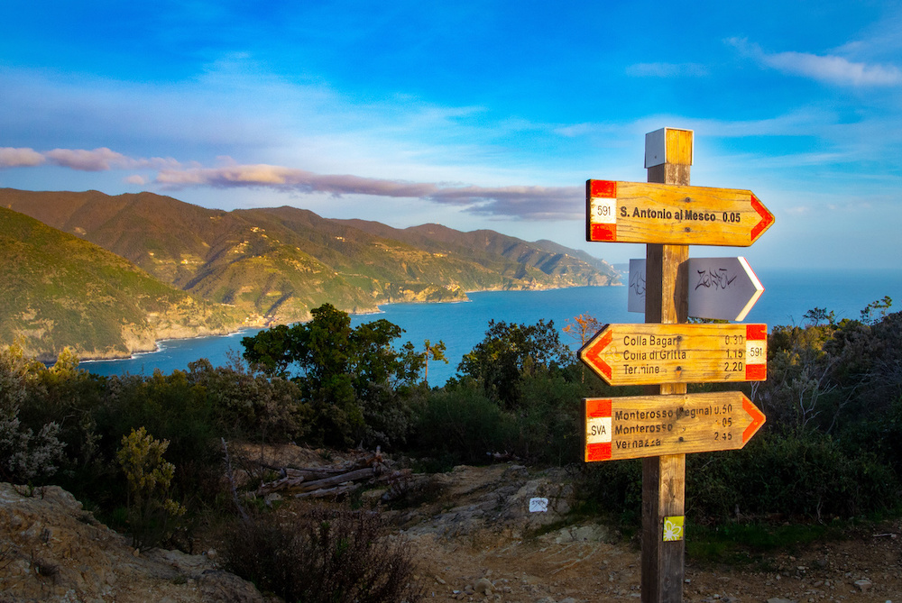 Uno snodo tra i sentieri delle Cinque Terre: camminare in questo territorio è l'esperienza che permette di goderne nel modo migliore.