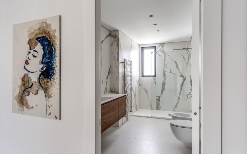 L’effetto tutto vetro degli infissi incassati e la qualità dell’alluminio proiettano una villa anni '80 nel cuore del paesaggio e del nostro tempo  