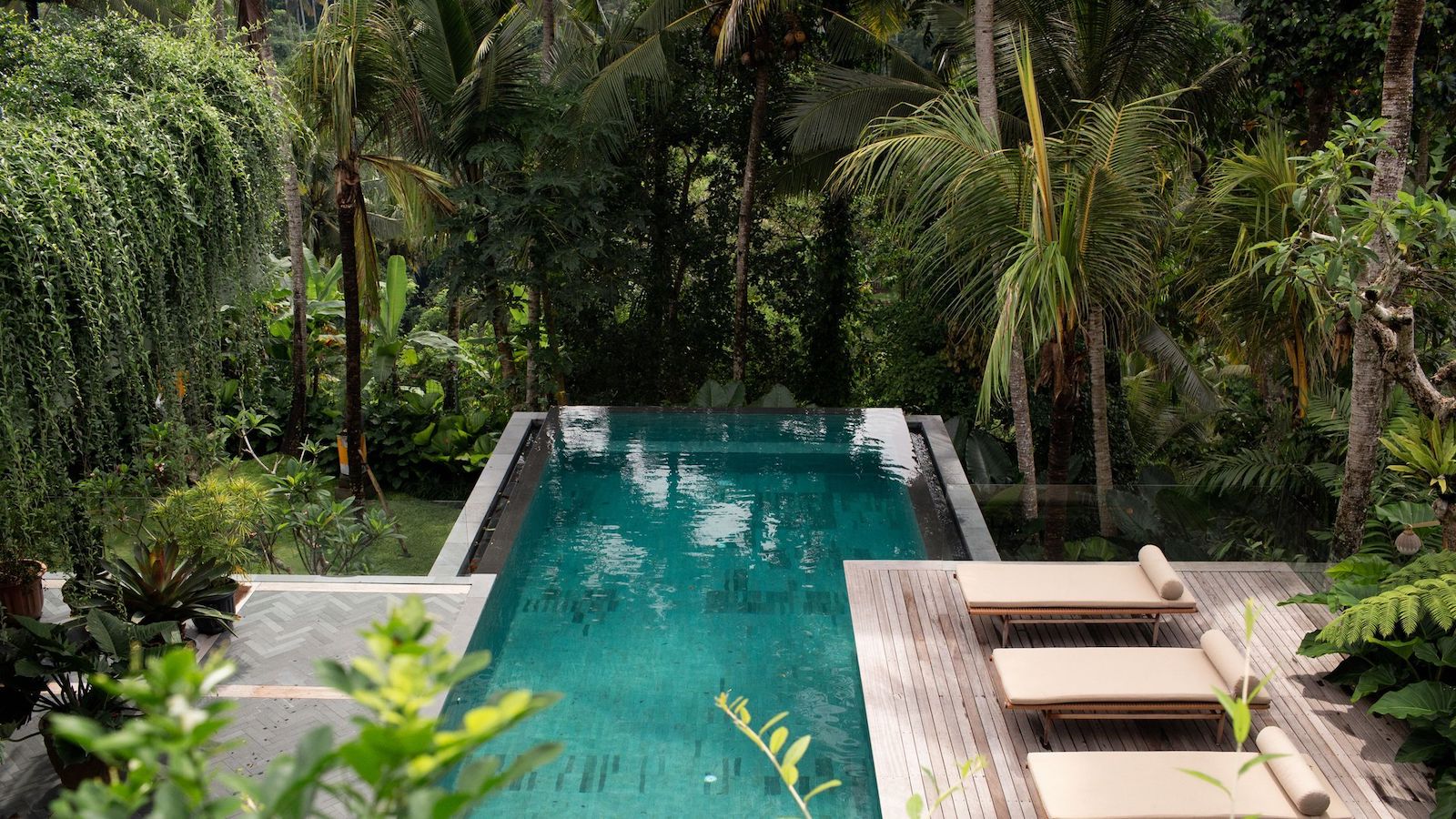Tra le piscine spettacolari, anche quella di una villa indonesiana immersa nella vegetazione rigogliosa di Bali. Foto di Tommaso Riva.