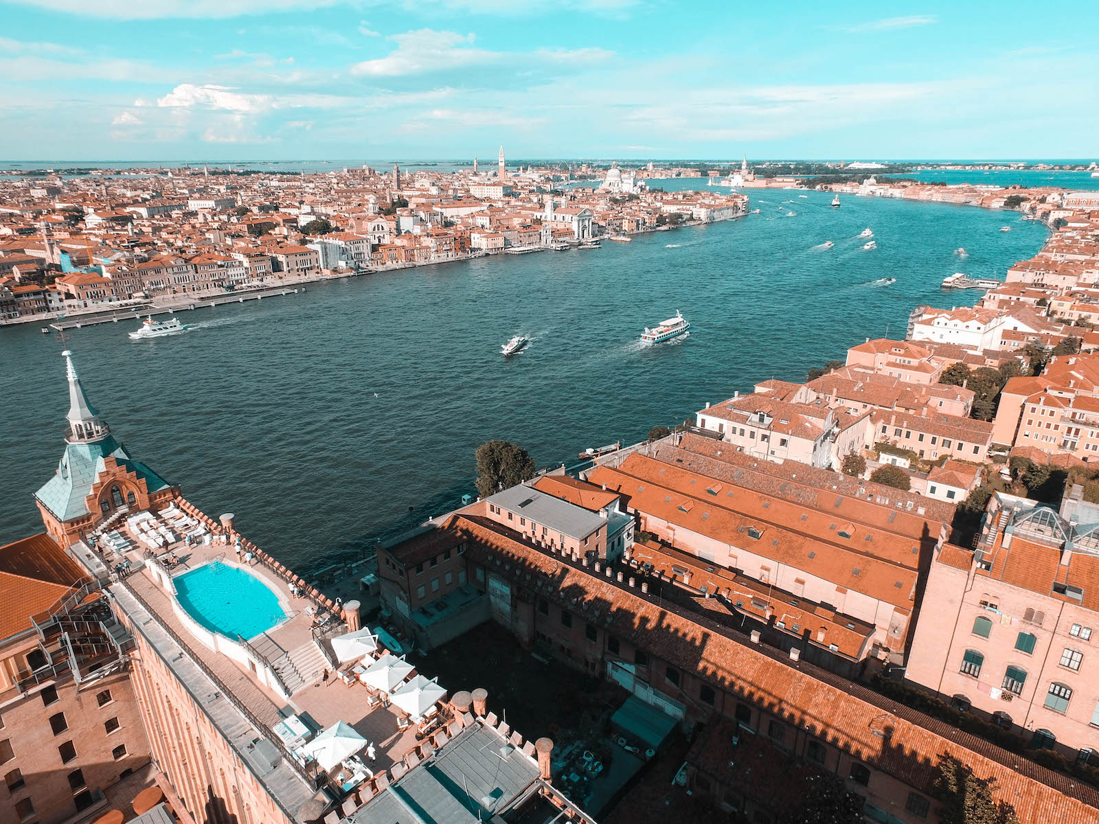 Hilton Molino Stucky: il fascino industriale sul Canale della Giudecca. L'hotel ha una piscina panoramica con vista sulla città e uno dei rooftop bar più spettacolari della città.