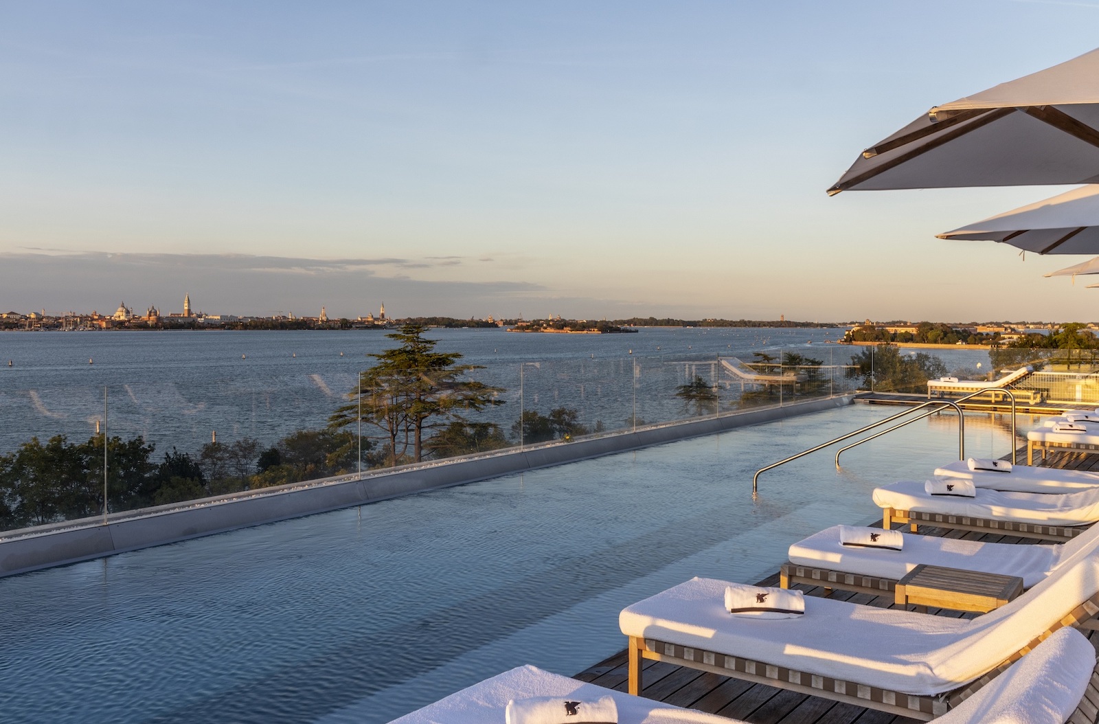 La vista dalla piscina panoramica del JW Marriott Venice Resort & SPA, sull'isola delle Rose.