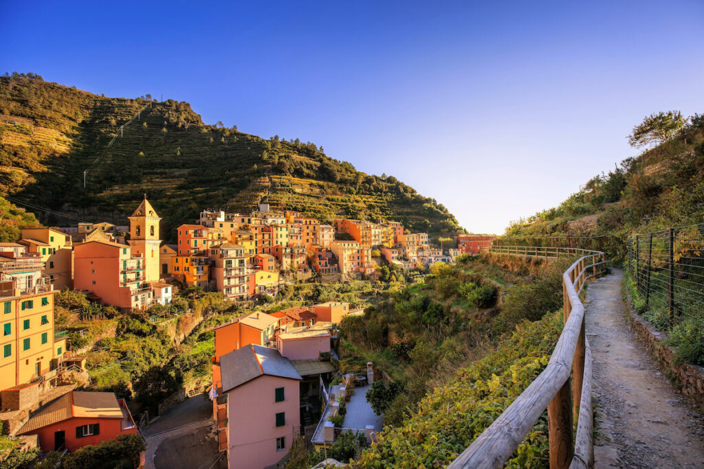 L'arrivo al borgo di Manarola lungo le vigne di uno sei sentieri delle Cinque Terre.