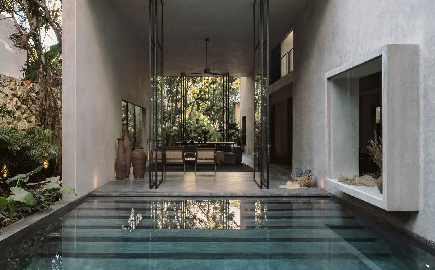 Immersa nella lussureggiante vegetazione di Tulum (Messico), Casa Aviv è un progetto di CO-LAB Design Office.