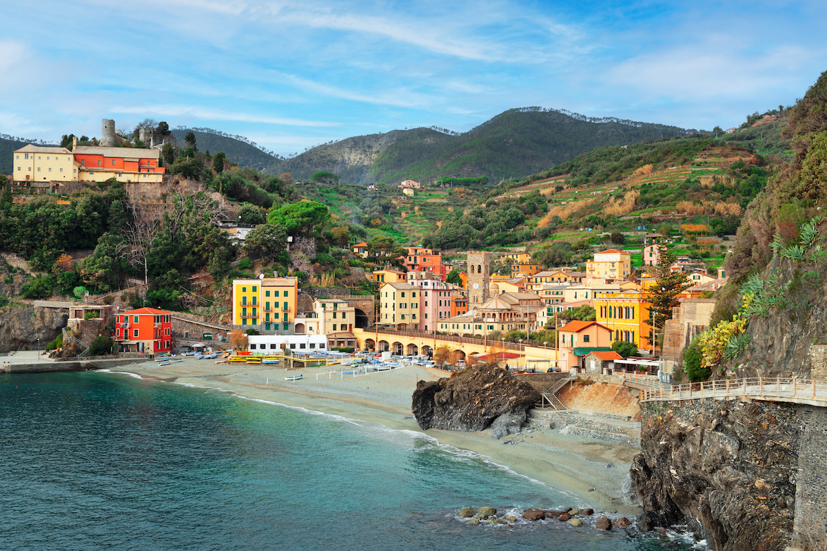 Il litorale di Monterosso, il più esteso e accessibile per fare il bagno tra i borghi delle Cinque Terre.