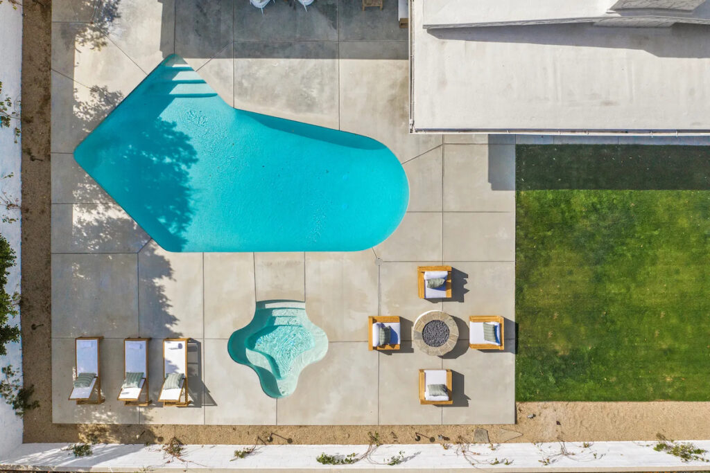 A Palm Springs la piscina della villa progettata da Charles Du Bois.