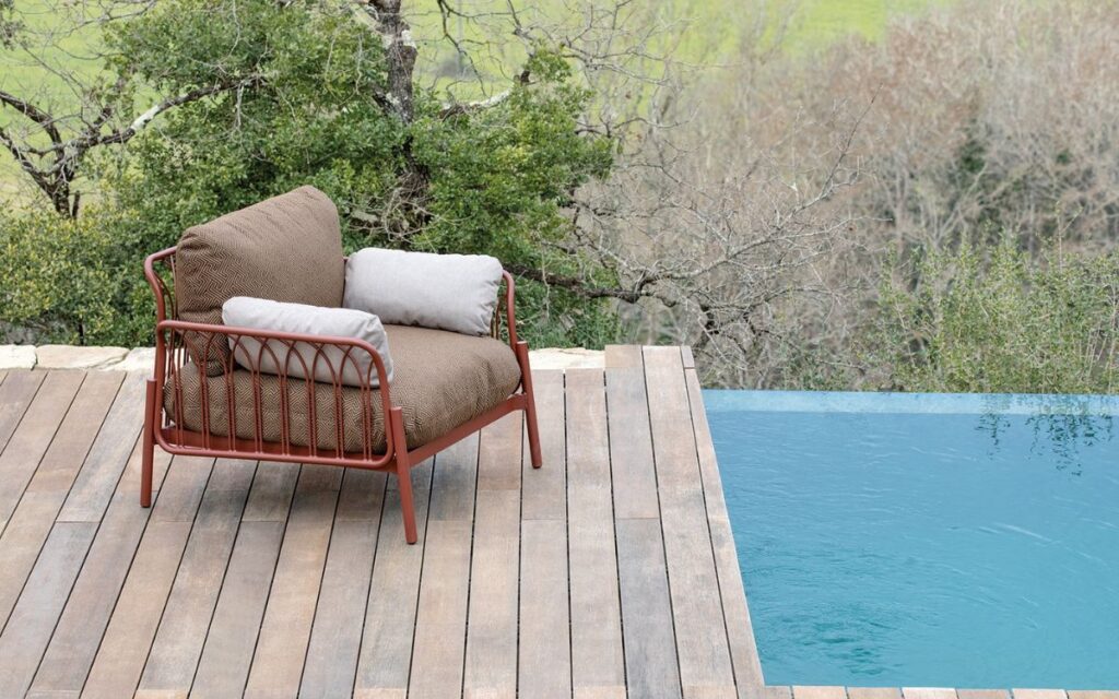 Tra design impeccabile e sostenibilità, i nuovi mobili da giardino in metallo rendono l’outdoor uno spazio da vivere a 360°