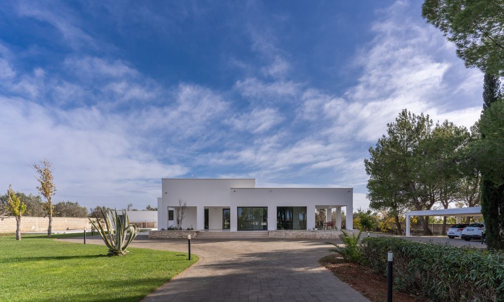 Gli infissi incassati nel muro regalano alla villa un suggestivo effetto tutto vetro