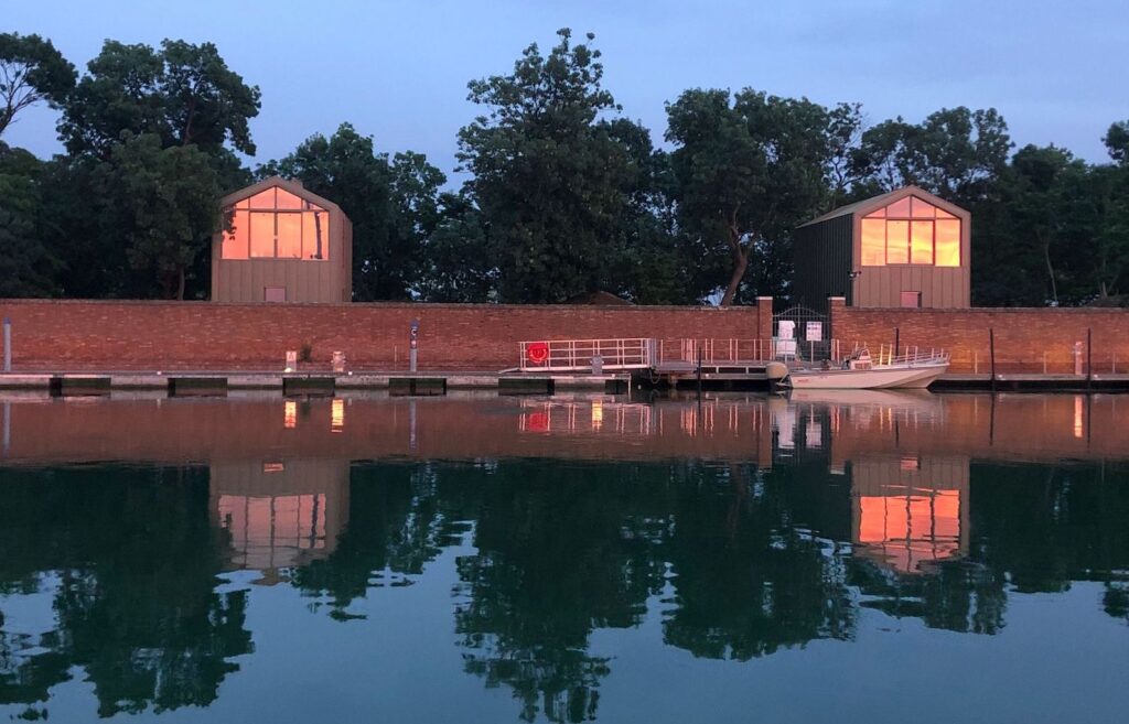 Sono state realizzate da poco due abitazioni, per un totale di quattro camere disponibili in affitto, sull'isola Certosa, di proprietà demaniale in concessione alla società Vento di Venezia.