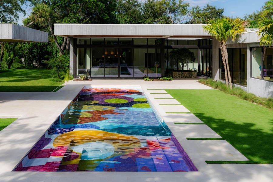 La piscina si trasforma in una tela artistica grazie all'intervento dello Studio Proba.
